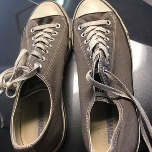 Converse grey tennis shoes